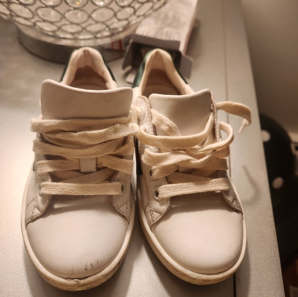 Toddler gucci sneaker with a few scartches come with dust bag no box